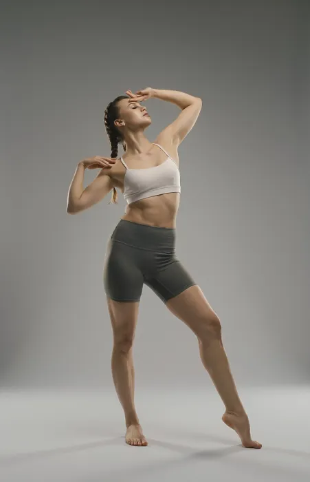 Gerahmter Druck : Ein Tänzer posiert elegant in einem minimalistischen Studio. Gerahmter Druck : Ein Tänzer posiert elegant in einem minimalistischen Studio.