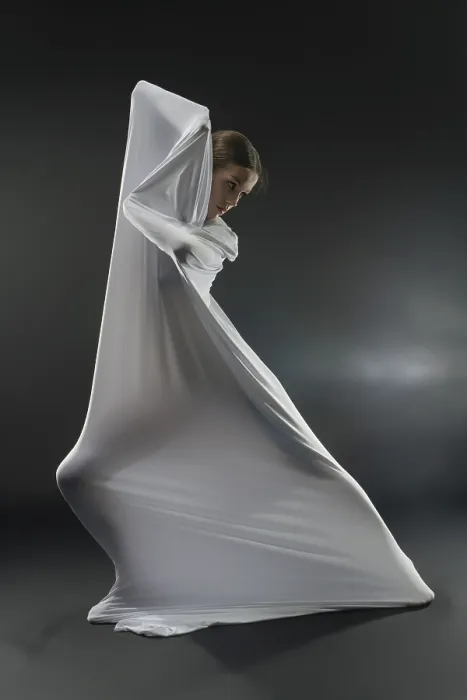 Gerahmter Druck : Ein Tänzer interagiert elegant mit weißem Stoff. Gerahmter Druck : Ein Tänzer interagiert elegant mit weißem Stoff.