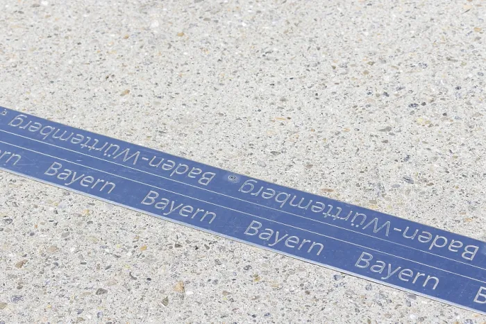 Gerahmter Druck : Der Donaubrücke mit Grenzmarker, die Grenze zwischen Bayern und Baden-Württemberg verläuft hier. Gerahmter Druck : Der Donaubrücke mit Grenzmarker, die Grenze zwischen Bayern und Baden-Württemberg verläuft hier.
