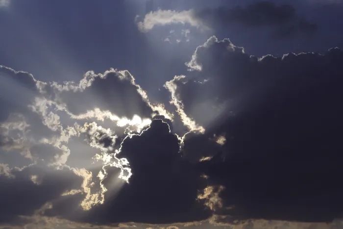 Gerahmter Druck : Hinter dunkelblauen Sturmwolken. Gerahmter Druck : Hinter dunkelblauen Sturmwolken.