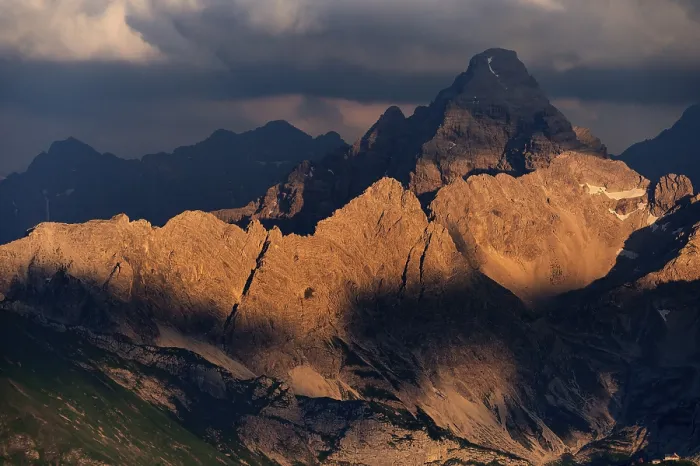 Gerahmter Druck : Dunkle Wolken über den Allgäuer Alpen. Gerahmter Druck : Dunkle Wolken über den Allgäuer Alpen.