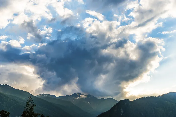 Gerahmter Druck : Dunkle Wolken über alpiner Panorama. Gerahmter Druck : Dunkle Wolken über alpiner Panorama.