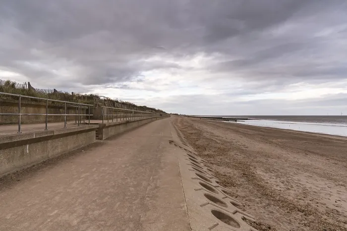 Gerahmter Druck : Dunkle Wolken über der Strand in Skegness. Gerahmter Druck : Dunkle Wolken über der Strand in Skegness.