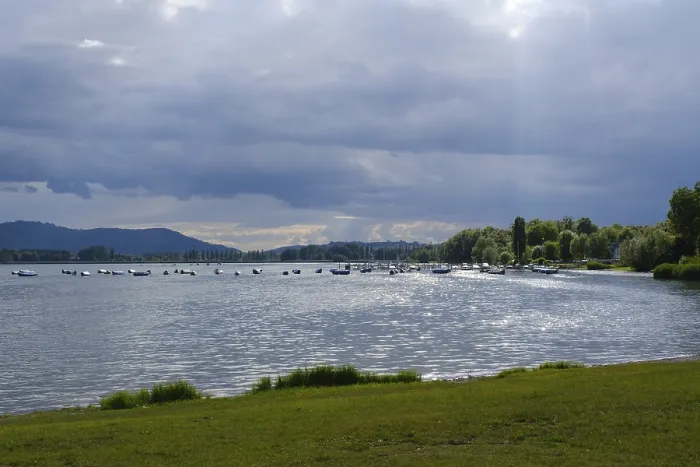 Gerahmter Druck : Dunkle Wolken über dem Bodensee.