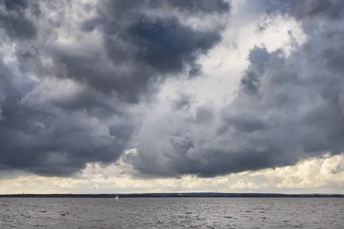 Gerahmter Druck : Dunkle Wolken über dem Dummersee. Gerahmter Druck : Dunkle Wolken über dem Dummersee.