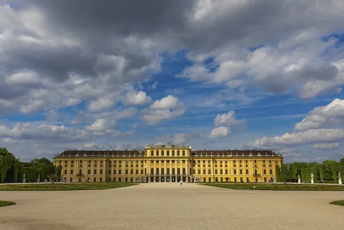 Gerahmter Druck : Dunkle Wolken über Schönbrunn-Palast. Gerahmter Druck : Dunkle Wolken über Schönbrunn-Palast.