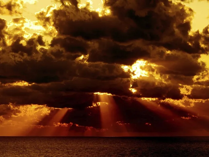 Gerahmter Druck : Dunkle Wolken mit Sonnenstrahlen über dem Meer. Gerahmter Druck : Dunkle Wolken mit Sonnenstrahlen über dem Meer.