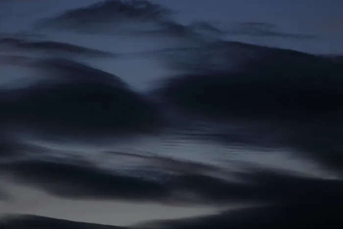 Gerahmter Druck : Dunkle Wolken rasen über den Himmel am Abend. Gerahmter Druck : Dunkle Wolken rasen über den Himmel am Abend.