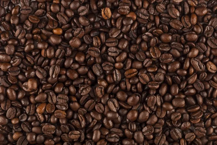 Gerahmter Druck : Detail eines dunklen Kaffeebohns. Gerahmter Druck : Detail eines dunklen Kaffeebohns.