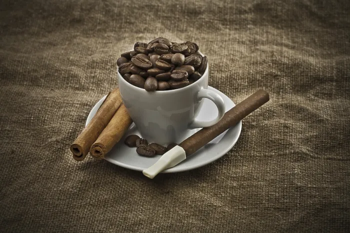 Gerahmter Druck : Dunkle Kaffeezusammensetzung.