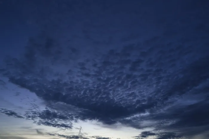 Gerahmter Druck : Dunkle weiche Wolken, Cirrocumulus, Abendhimmel. Gerahmter Druck : Dunkle weiche Wolken, Cirrocumulus, Abendhimmel.
