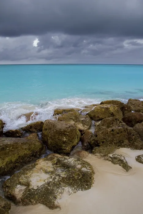 Gerahmter Druck : Dunkle Sturmwolke an Felsstrand. Gerahmter Druck : Dunkle Sturmwolke an Felsstrand.