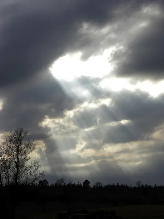 Gerahmter Druck : Dunkle Sturmwolken mit Strahlen, Sonnenstrahlen brechen durch.