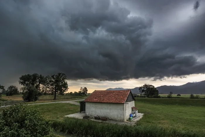Gerahmter Druck : Dunkle Sturmwolken über einem kleinen Scheunen. Gerahmter Druck : Dunkle Sturmwolken über einem kleinen Scheunen.