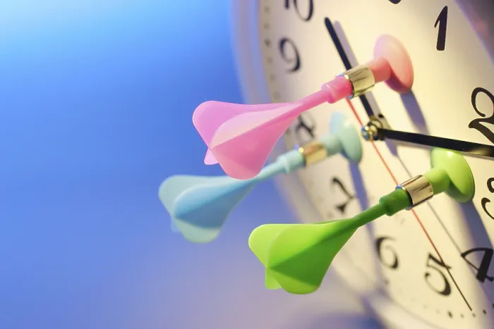 Gerahmter Druck : Darts auf der Uhr. Gerahmter Druck : Darts auf der Uhr.