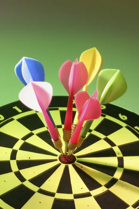 Gerahmter Druck : Dartbrett mit Darts Gerahmter Druck : Dartbrett mit Darts