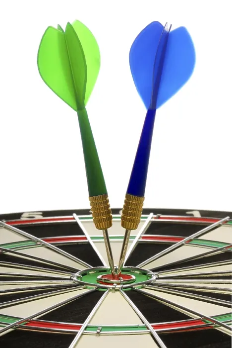 Gerahmter Druck : Zwei Darts genau in der Mitte eines Dartbretts. Gerahmter Druck : Zwei Darts genau in der Mitte eines Dartbretts.