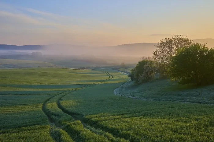 Gerahmter Druck : Dämmerung über grünen Landschaften mit Äckern, Bäumen und Nebel im Hintergrund, Monchberg, Miltenberg, Spessart, Bayern