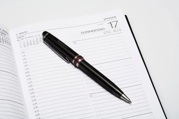 Gerahmter Druck : Tagesplaner mit einem Stift. Gerahmter Druck : Tagesplaner mit einem Stift.