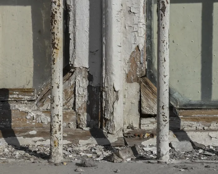 Gerahmter Druck : Risse an einem alten schmutzigen Fenster. Gerahmter Druck : Risse an einem alten schmutzigen Fenster.