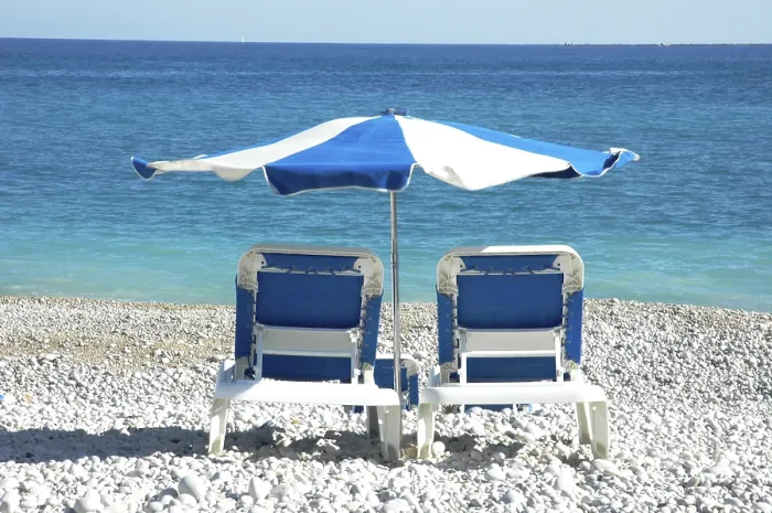 Gerahmter Druck : Strandliegen am Strand von Albir in Altea, Costa Blanca, Spanien Gerahmter Druck : Strandliegen am Strand von Albir in Altea, Costa Blanca, Spanien