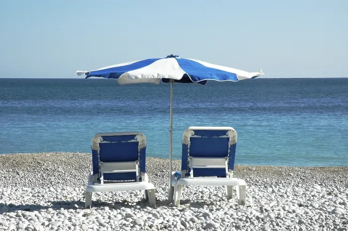 Gerahmter Druck : Sitzmöbel am Strand von Albir. Gerahmter Druck : Sitzmöbel am Strand von Albir.