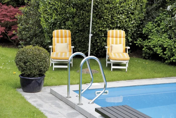 Gerahmter Druck : Zwei Liegestühle am Pool. Gerahmter Druck : Zwei Liegestühle am Pool.