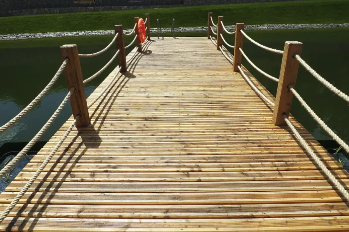 Gerahmter Druck : Dach über Schwimmbad in der Natur. Gerahmter Druck : Dach über Schwimmbad in der Natur.