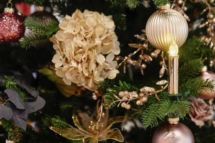 Gerahmter Druck : Detail geschmückter Weihnachtsbaum Gerahmter Druck : Detail geschmückter Weihnachtsbaum