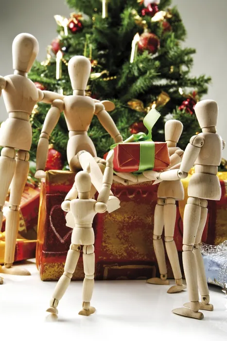 Gerahmter Druck : Geschmückter Weihnachtsbaum (künstlich) umgeben von verpackten Geschenken und einer Familie aus Gelenkköpfen, die sich gegenseitig Geschenke überreichen. Gerahmter Druck : Geschmückter Weihnachtsbaum (künstlich) umgeben von verpackten Geschenken und einer Familie aus Gelenkköpfen, die sich gegenseitig Geschenke überreichen.