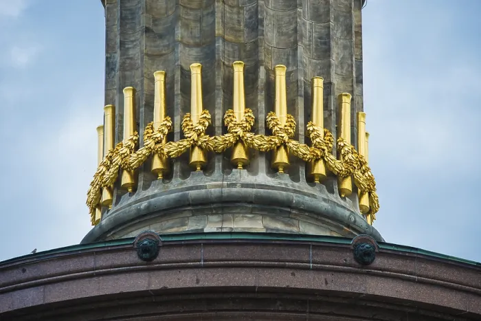 Gerahmter Druck : Geschmückter Details der Siegessäule in Berlin Gerahmter Druck : Geschmückter Details der Siegessäule in Berlin