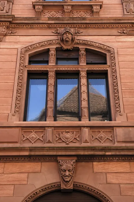 Gerahmter Druck : Ein Detail einer dekorativen Hausfassade. Gerahmter Druck : Ein Detail einer dekorativen Hausfassade.