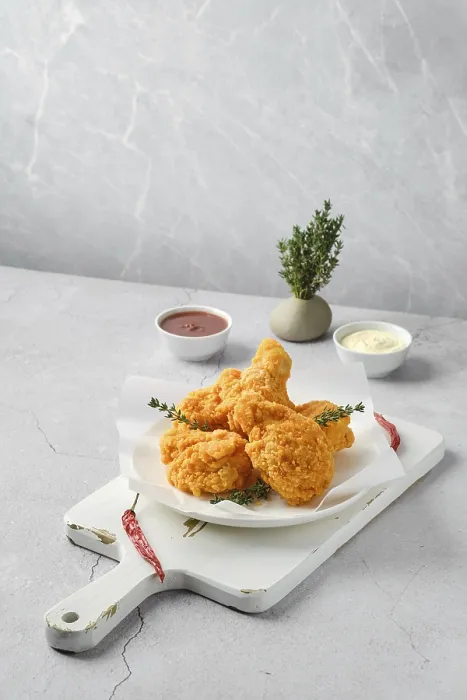 Gerahmter Druck : Frittierter Hähnchenbrust in Breading auf einem Teller. Gerahmter Druck : Frittierter Hähnchenbrust in Breading auf einem Teller.