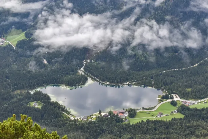 Gerahmter Druck : Tiefe Sicht auf den Hintersee bei Ramsau