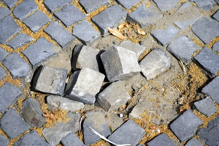 Gerahmter Druck : Defekte alte Straße in Berlin Gerahmter Druck : Defekte alte Straße in Berlin