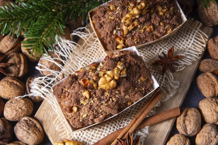 Gerahmter Druck : Leckeres Apfelchokladentorte mit Haselnüssen. Gerahmter Druck : Leckeres Apfelchokladentorte mit Haselnüssen.