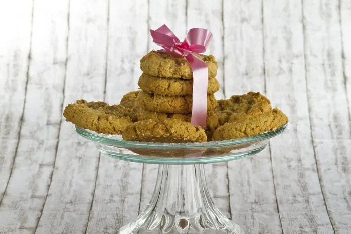 Gerahmter Druck : Leckere Biscuits auf einem dekorativen Hintergrund. Gerahmter Druck : Leckere Biscuits auf einem dekorativen Hintergrund.