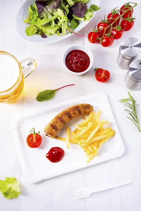 Gerahmter Druck : Leckeres Bratwurst mit Brot und Bier. Gerahmter Druck : Leckeres Bratwurst mit Brot und Bier.