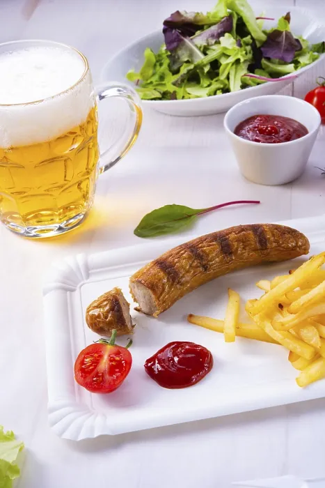 Gerahmter Druck : Leckeres Bratwurst mit Brot und Bier. Gerahmter Druck : Leckeres Bratwurst mit Brot und Bier.