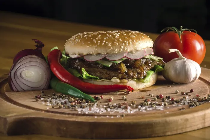 Gerahmter Druck : Leckeres Burger mit gebratenen Rinderhackfleisch. Gerahmter Druck : Leckeres Burger mit gebratenen Rinderhackfleisch.