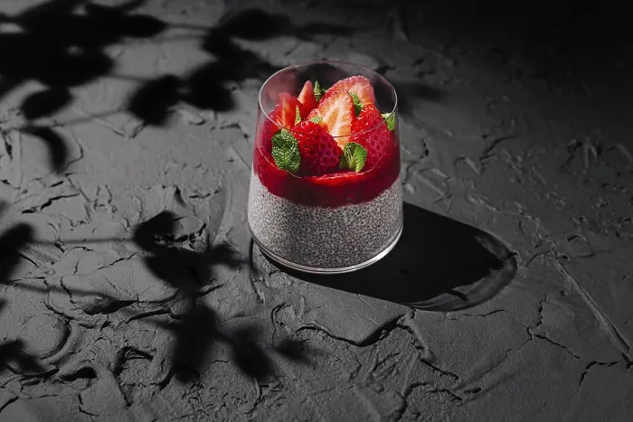 Gerahmter Druck : Ein leckeres Chia-Pudding wird elegant in einem klaren Becher präsentiert. Gerahmter Druck : Ein leckeres Chia-Pudding wird elegant in einem klaren Becher präsentiert.