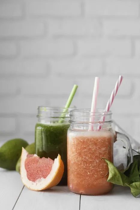 Gerahmter Druck : Leckere Getränke mit Blättern Grapefruit. Gerahmter Druck : Leckere Getränke mit Blättern Grapefruit.