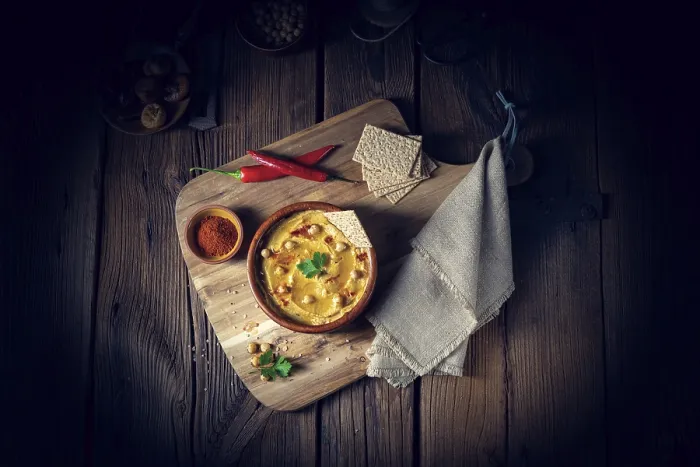 Gerahmter Druck : Leckeres Hummus-Paste mit Zitrone und Chili. Gerahmter Druck : Leckeres Hummus-Paste mit Zitrone und Chili.