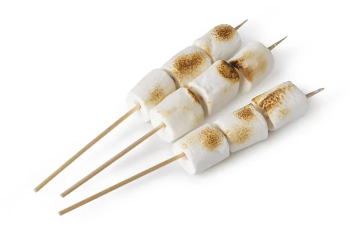 Gerahmter Druck : leckere Marshmallows auf weißem Hintergrund isoliert. Gerahmter Druck : leckere Marshmallows auf weißem Hintergrund isoliert.