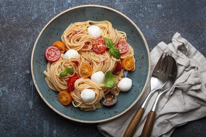 Gerahmter Druck : Leckeres Spaghetti mit Mozzarella. Gerahmter Druck : Leckeres Spaghetti mit Mozzarella.