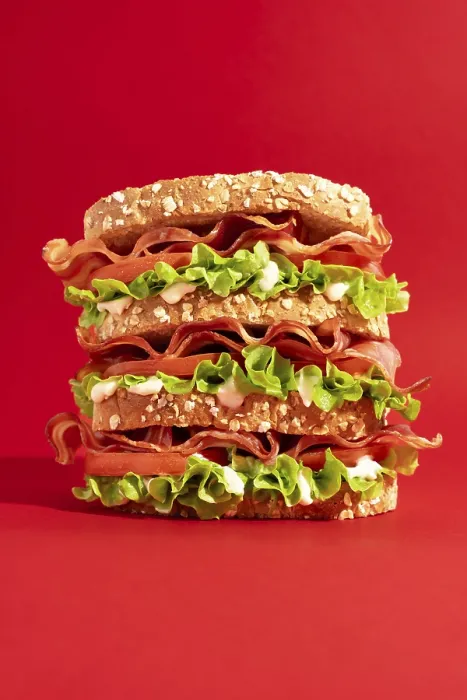 Gerahmter Druck : Ein leckeres Sandwich-Stack mit knusprigem Speck.