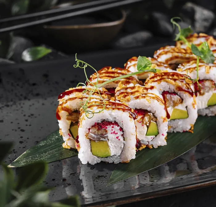 Gerahmter Druck : Leckere Sushi-Rollen mit Aal. Gerahmter Druck : Leckere Sushi-Rollen mit Aal.