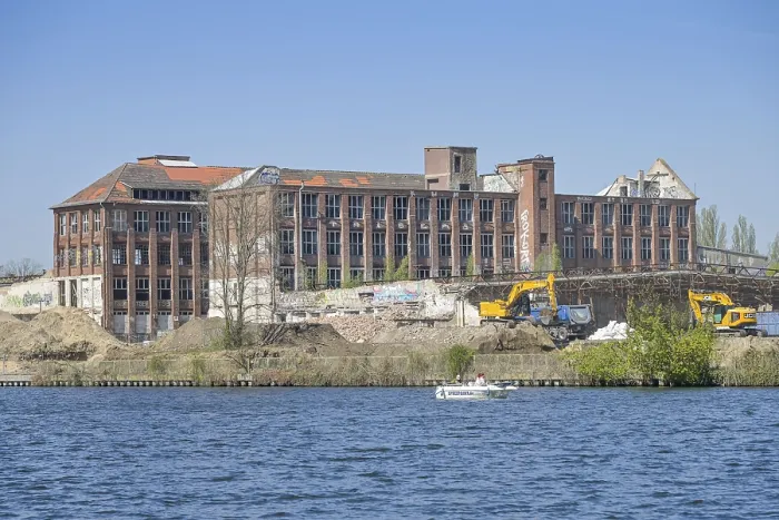 Gerahmter Druck : Abbruch der alten Kopenicker Drahtfabrik. Gerahmter Druck : Abbruch der alten Kopenicker Drahtfabrik.