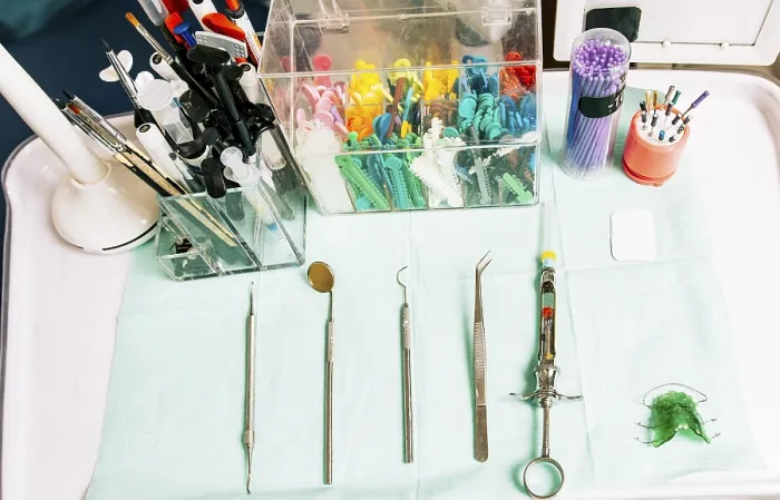 Gerahmter Druck : Dentistenausrüstung auf dem Tisch. Gerahmter Druck : Dentistenausrüstung auf dem Tisch.