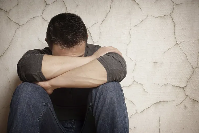 Gerahmter Druck : Depression hat einen jungen Mann in Verzweiflung getrieben, der sein Gesicht versteckt. Gerahmter Druck : Depression hat einen jungen Mann in Verzweiflung getrieben, der sein Gesicht versteckt.